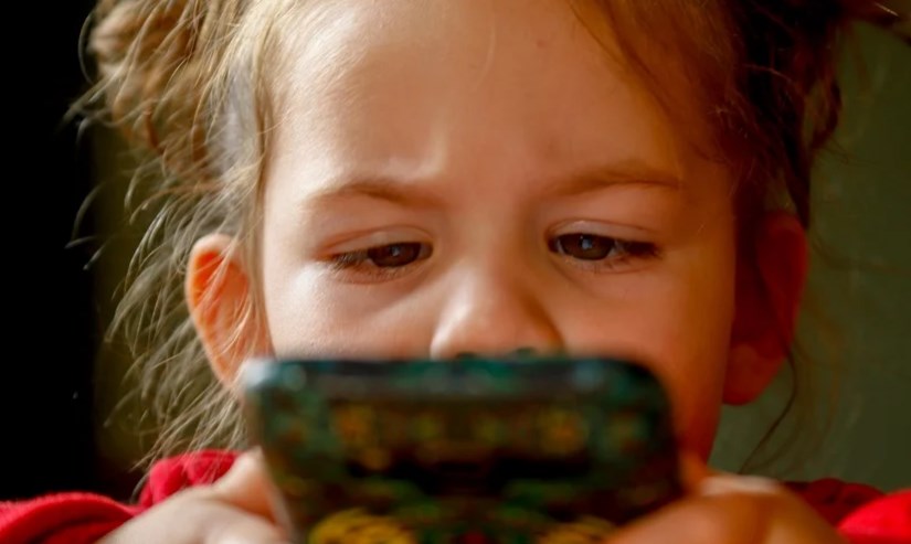 ايجابيات وسلبيات استخدام الأطفال للهواتف الذكية