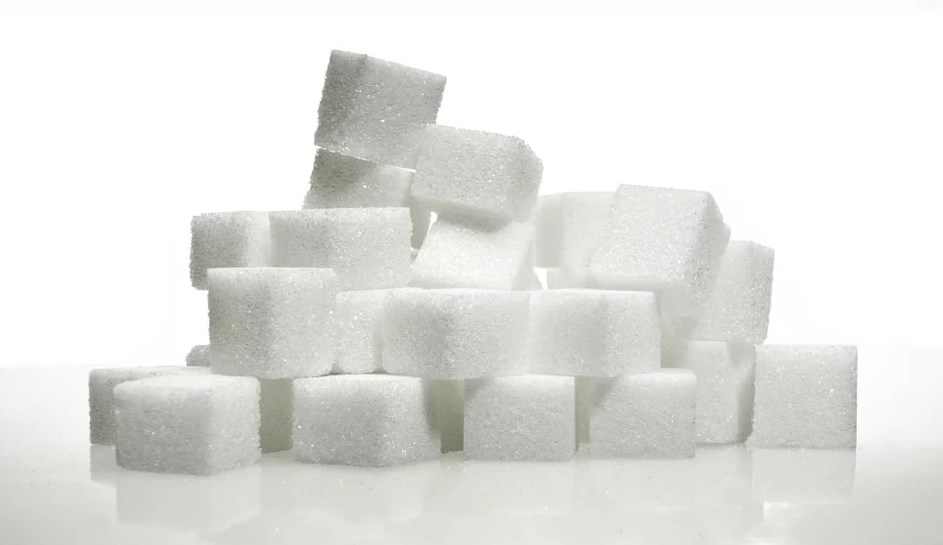 الفرق بين السكر الابيض والسكر البنى