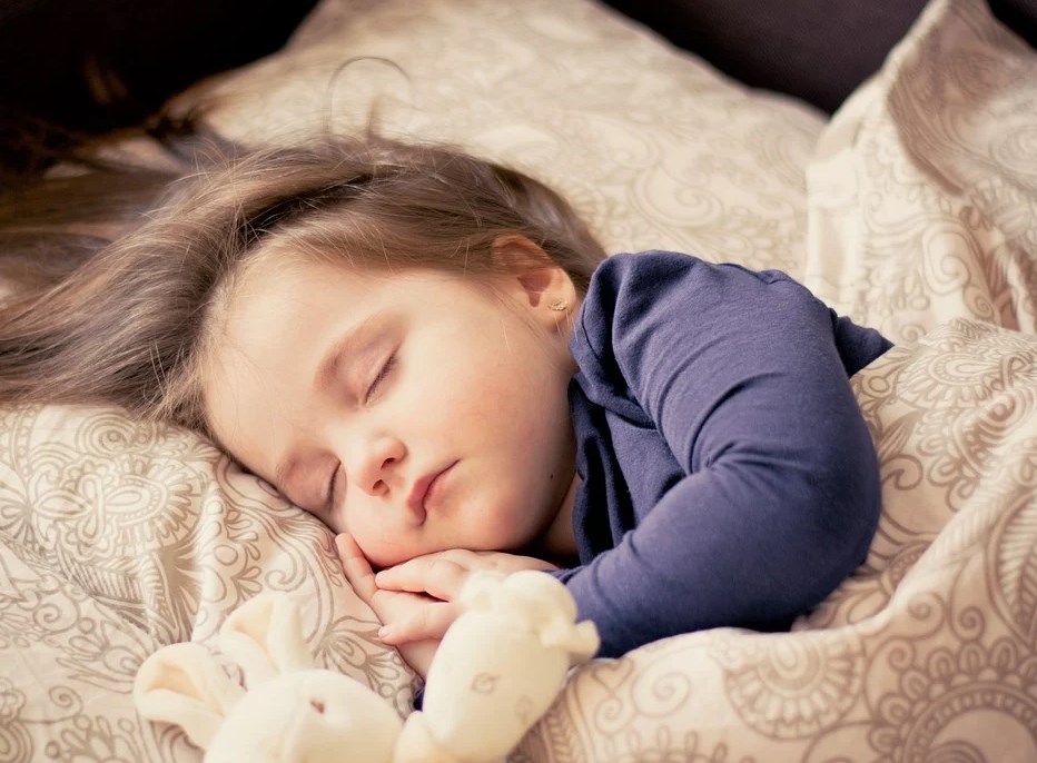 طرق تنظيم نوم الطفل فى عمر سنة