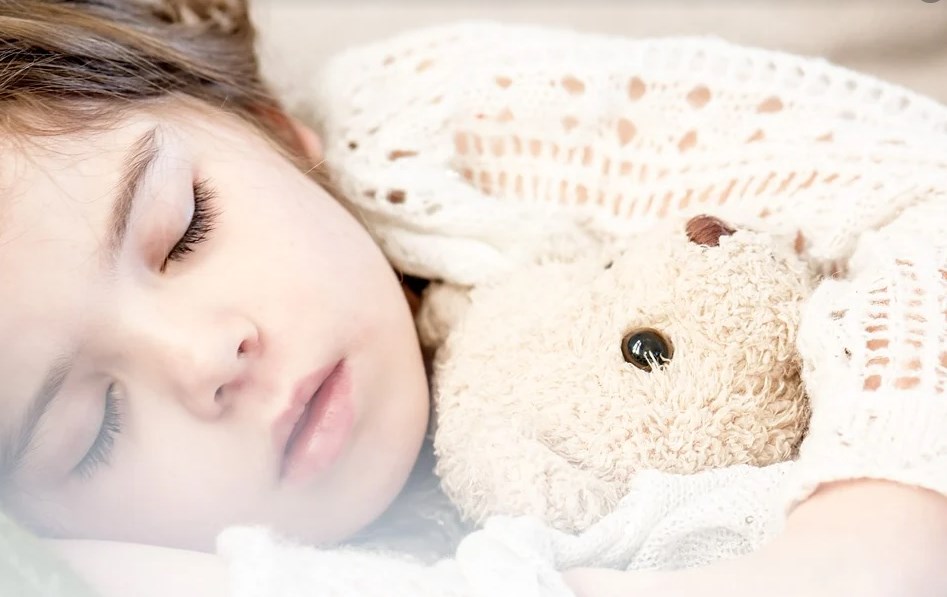 طرق تنظيم نوم الطفل فى عمر سنة 