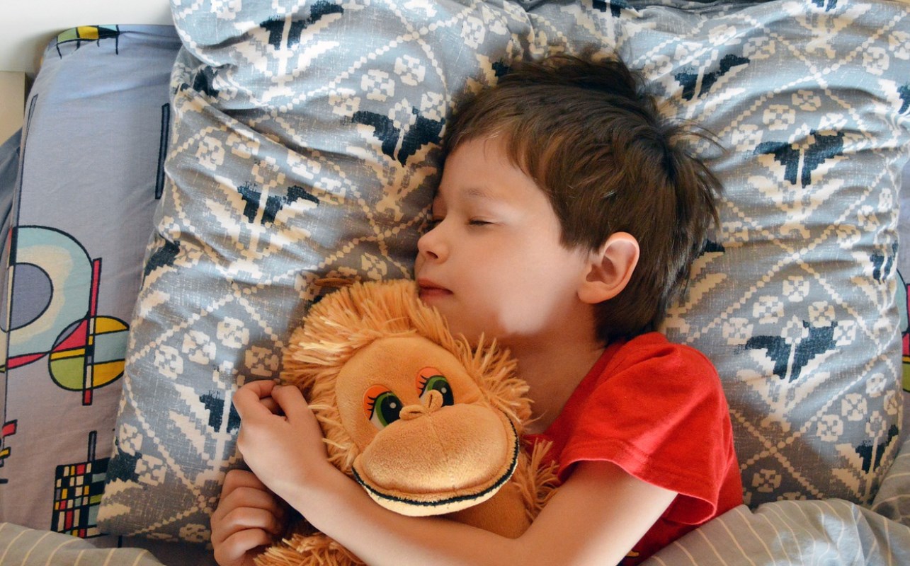 كيفية تعويد الطفل على النوم المبكر