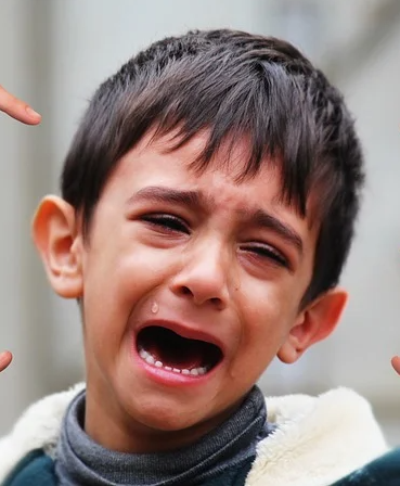 صورة طفل يبكى