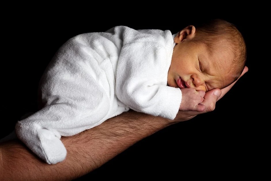 طفل نائم من طرق العناية بالاطفال حديثى الولادة 