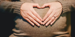 صورة مرأة حامل وتوضيح الفواكه الهامة للمرأة الحامل
