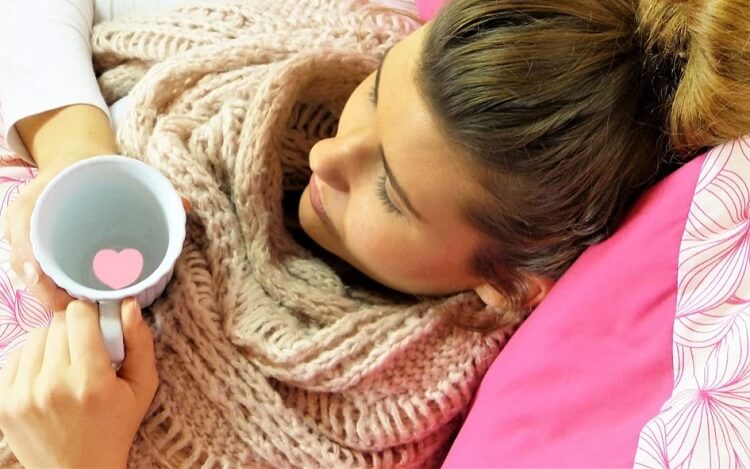 صورة فتاة تشرب سوائل دافئة وتوضيح طرق الوقاية من نزلات البرد فى الشتاء