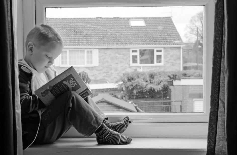صورة طفل يقرا بتركيز