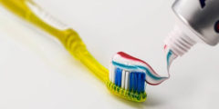 صورة فرشاة اسنان وخلطات طبيعية لتبييض الاسنان
