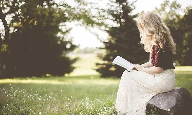 صورة بنت تقرأ كتاب وتوضح طرق تقوية الشخصية 
