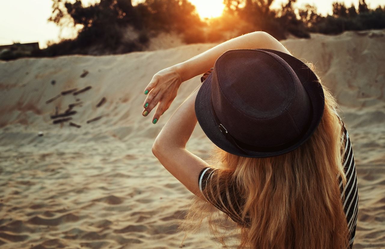 فتاة ترتدي قبعة أثناء فترة المصيف
