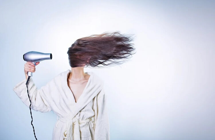 صورة تجفيف الشعر ووصفات طبيعية لمعالجة الشعر المحروق