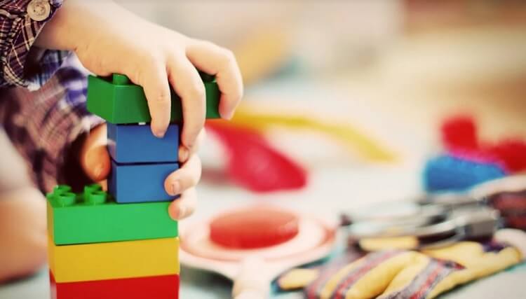 صورة طفل يلعب بالمكعبات وتوضيح اساليب تنمية مهارات الطفل