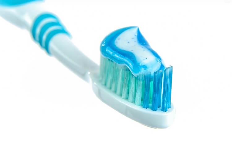 صورة فرشاة اسنان وتوضيح طرق تبييض الاسنان فى المنزل