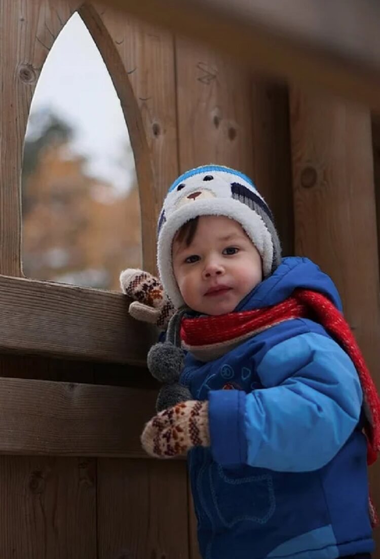 صورة طفل وتوضيح طرق تدفئة الاطفال فى الشتاء
