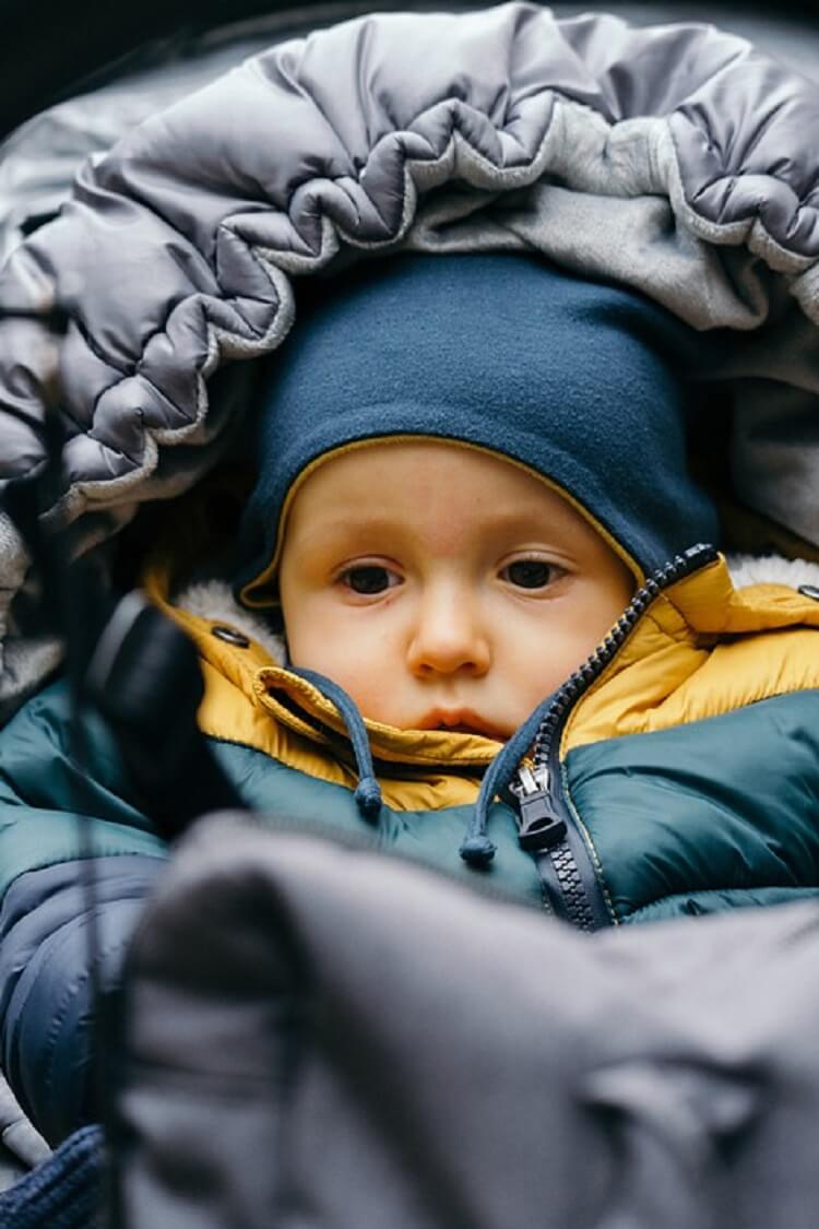 صورة طفل وتوضيح طرق تدفئة الاطفال فى الشتاء