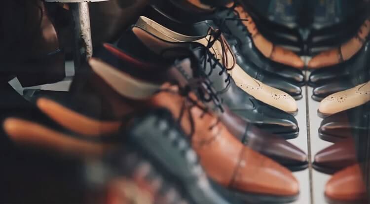 صورة حذاء وتوضيح طرق توسيع الحذاء الضيق من الامام