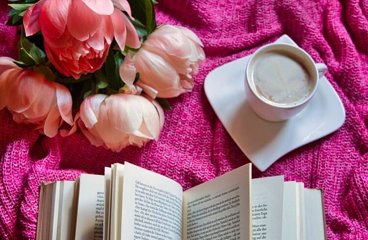 صورة كتاب وكوب قهوة وتوضيح طرق تغيير الروتين اليومى