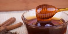 صورة قرفة وعسل وتوضيح فوائد القرفة والعسل للجسم