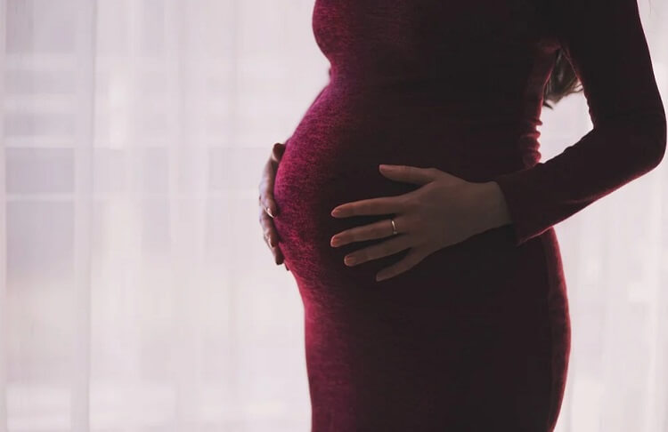 صورة مرأة حامل وتوضيح كيف تعتنى الحامل بصحتها ؟