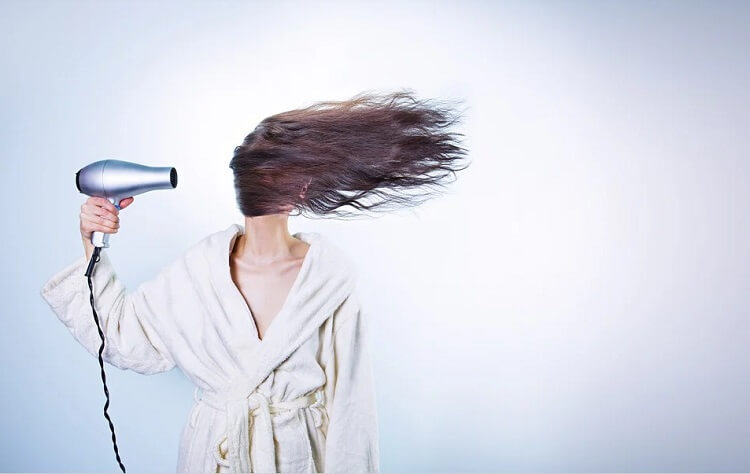 صورة تجفيف الشعر وتوضيح وصفات طبيعية لمنع تساقط الشعر