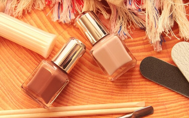 صورة مناكير وتوضيح طرق ازالة المناكير من الملابس