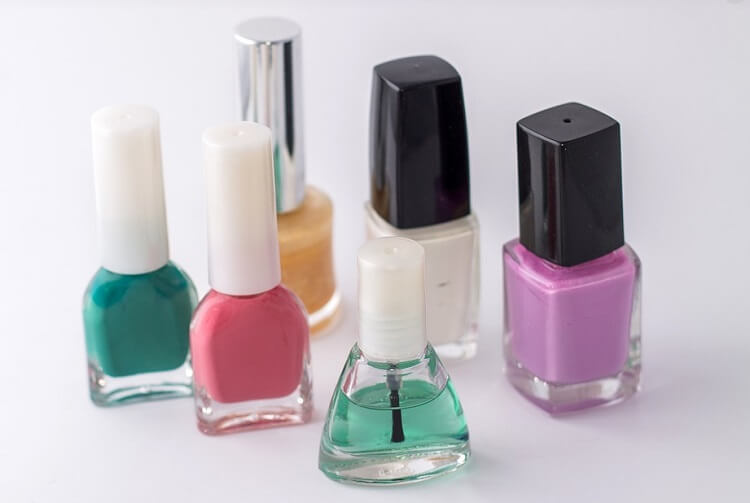 صورة مناكير وتوضيح طرق ازالة المناكير من الملابس