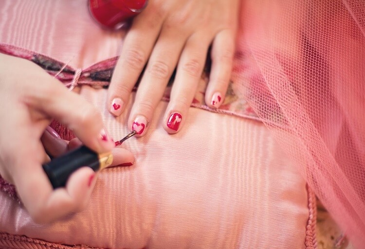 صورة مناكير وتوضيح طرق ازالة المناكير من الملابس