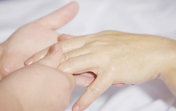 صورة يدين وتوضيح خلطات تبييض اليدين فى المنزل