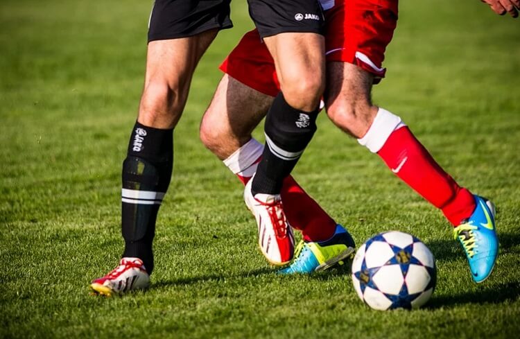 صورة كرة قدم وتوضيح فوائد ممارسة رياضة كرة القدم