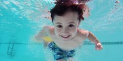 فوائد السباحة للاطفال