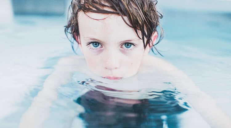 صورة طفل يسبح وتوضيح فوائد السباحة للاطفال