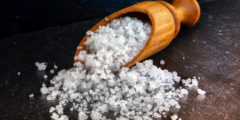 صورة ملح خشن وتوضيح فوائد الملح الخشن للقدمين