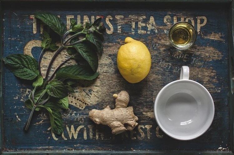 صورة زنجبيل وليمون وتوضيح فوائد شرب الزنجبيل مع الليمون