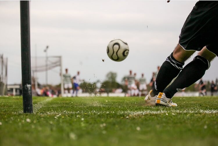 صورة كرة قدم وتوضيح فوائد ممارسة رياضة كرة القدم
